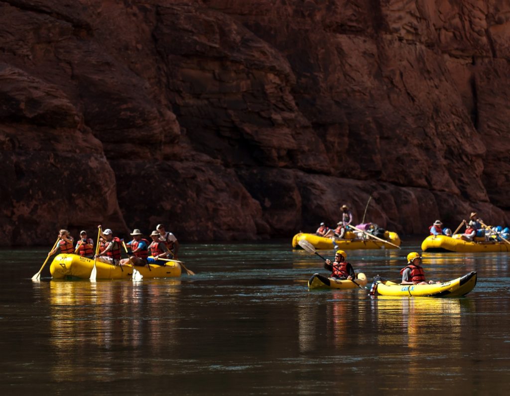 paddle and oar rafts in granite-gorge-grand-canyon