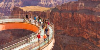 tourists on Grand Canyon Skywalk